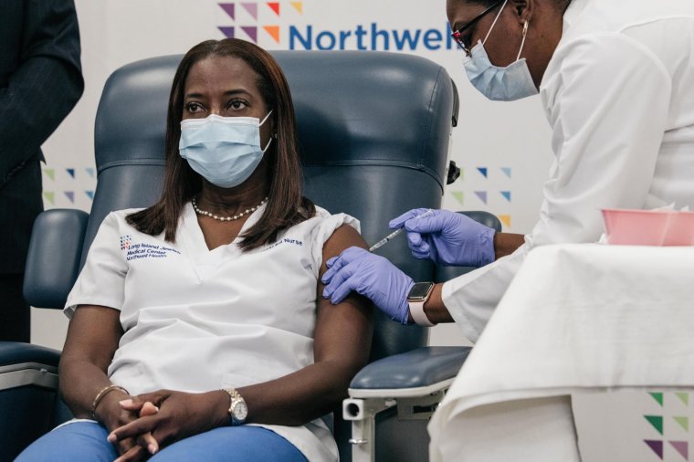 Tömeges oltás: New York-i ápolónő kapta meg a vakcinát elsőként az Egyesült Államokban