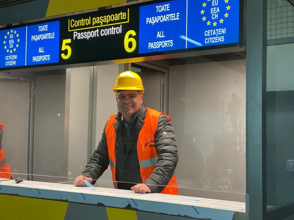Mégis lesz magyar felirat a brassói reptéren: kibővítik az eredetileg szűkre szabott többnyelvűséget „Erdély kapujában”