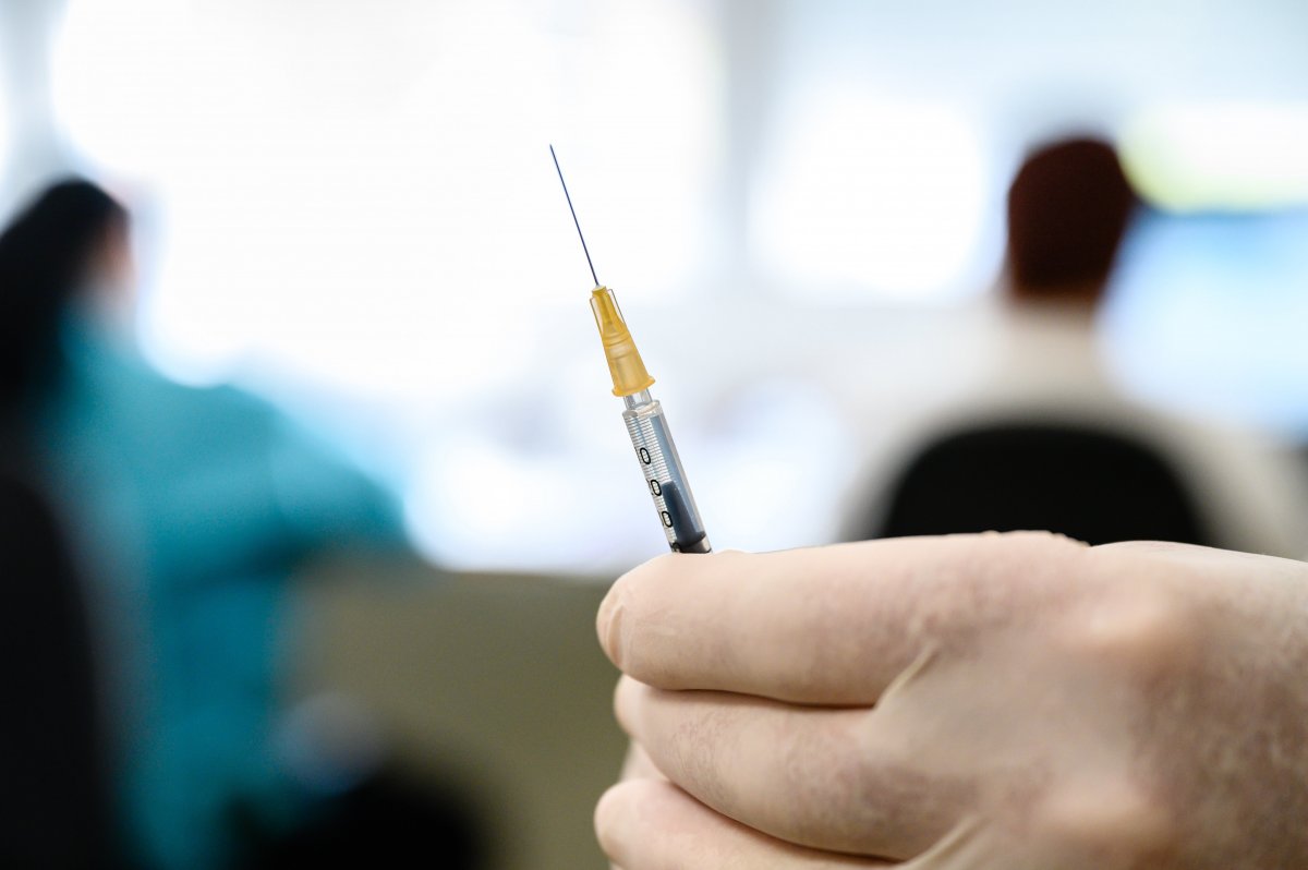 Oltásbizottság: véletlen egybeesés, hogy egy 73 éves nő meghalt a vakcina beadásának napján