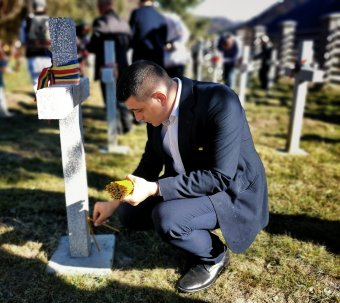 A román betonkereszteket védendő vonulnak az úzvölgyi temetőbe az AUR-osok