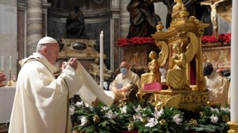 A „jóságban analfabéta” emberiséget ostorozta Ferenc pápa a szinte üres Szent Péter-bazilikában