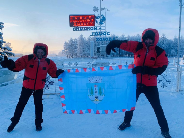 Daciával vitte el a szatmári zászlókat a Föld leghidegebb településére a magyar házaspár