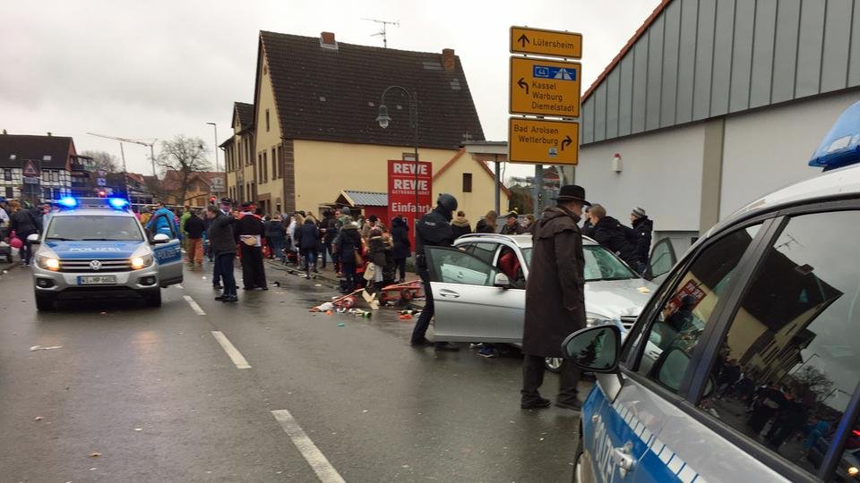 Szándékosan hajtott a tömegbe egy autós egy németországi farsangi felvonuláson