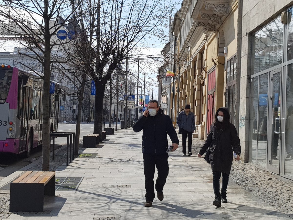 Kötelező a védőmaszk a forgalmas nyílt tereken Háromszéken és Bukarest óvárosában is