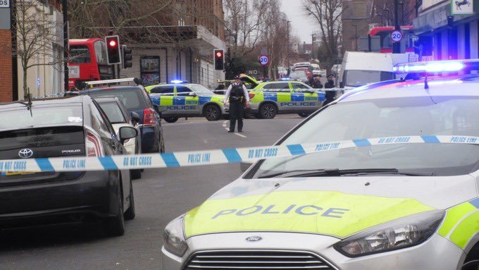 FRISSÍTVE – Késeléses támadás történt Londonban, az elkövetőt agyonlőtték