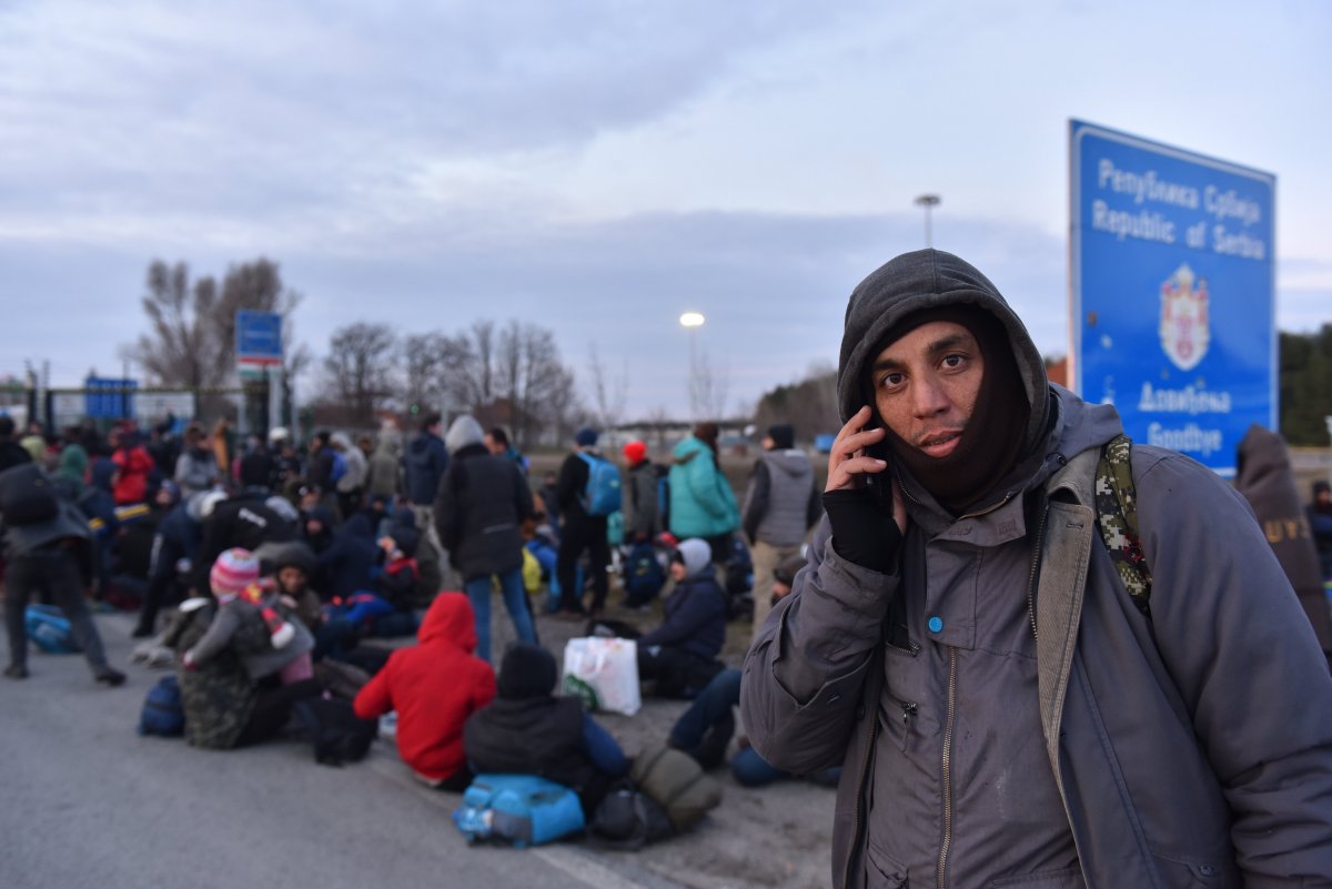 Több száz fős, Nyugat-Európába tartó migránsmenet érkezett a magyar határhoz