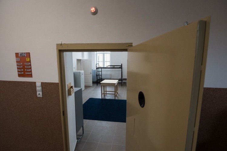 „Börtönbiznisz”: Magyarország felfüggesztette a fogvatartottak igényelte kártérítések kifizetését