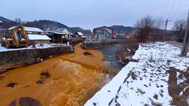 Bezárt máramarosi bányából kiömlött tisztítatlan bányavíz okozta az észak-erdélyi folyószennyezést