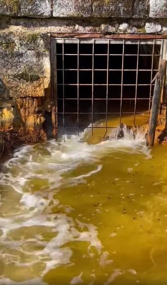 Tovább szivárog a nehézfémeket tartalmazó bányavíz a Máramaros megyei tárnából – VIDEÓVAL