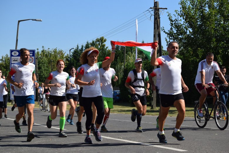 „Legyen a mozgás öröme az, ami összeköt minket” – Sportcipőadomány érkezik erdélyi rászoruló gyerekeknek