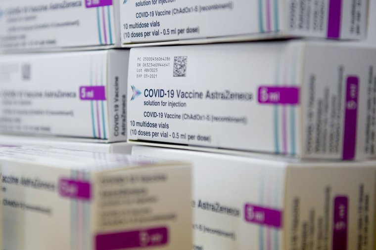 Több európai ország is felfüggesztette az AstraZenecával való oltást, a brit gyógyszerhatóság szerint biztonságos a vakcina