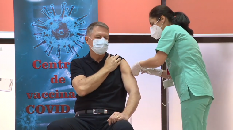 Elrajtolt a koronavírus elleni oltási kampány második szakasza, Klaus Iohannis is megkapta a vakcinát (VIDEÓVAL)