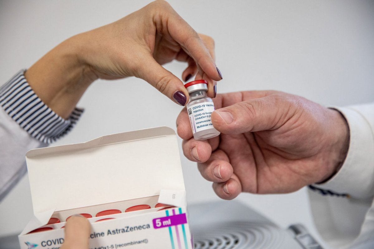 Cáfolja az AstraZeneca, hogy kevesebb vakcinát szállítana az EU-nak, a háromszori oltást fontolgatják