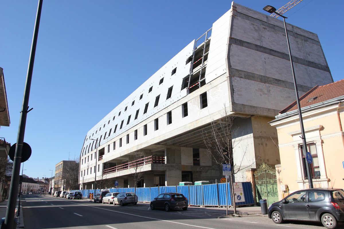 Városképromboló betonmonstrum borzolja a kedélyeket Kolozsváron