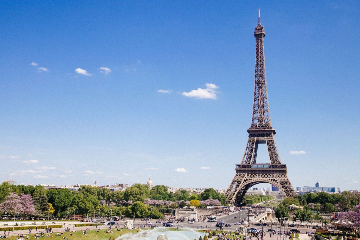 Franciaország bekeményít: étterem, szórakozás, utazás csak oltással vagy teszttel, az egészségügyben kötelező az oltottság