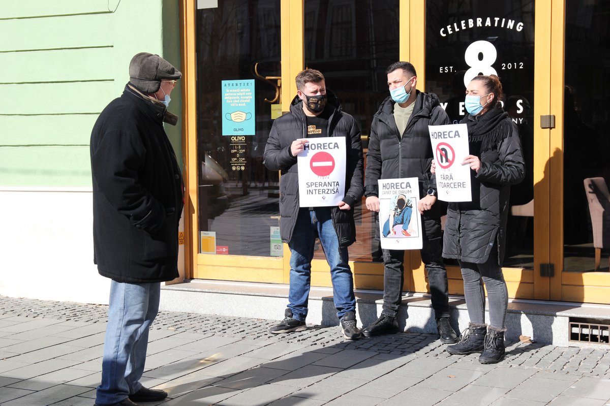 Remény nélkül: az üres lokálok előtt tiltakoztak a korlátozások ellen a kolozsvári vendéglátósok – KÉPRIPORT