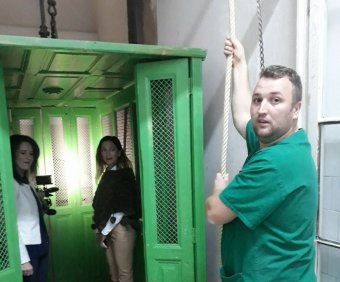 Muzeális értékű kórházi liftek – Segesváron 125 év után kicserélnék a kézi meghajtású felvonókat