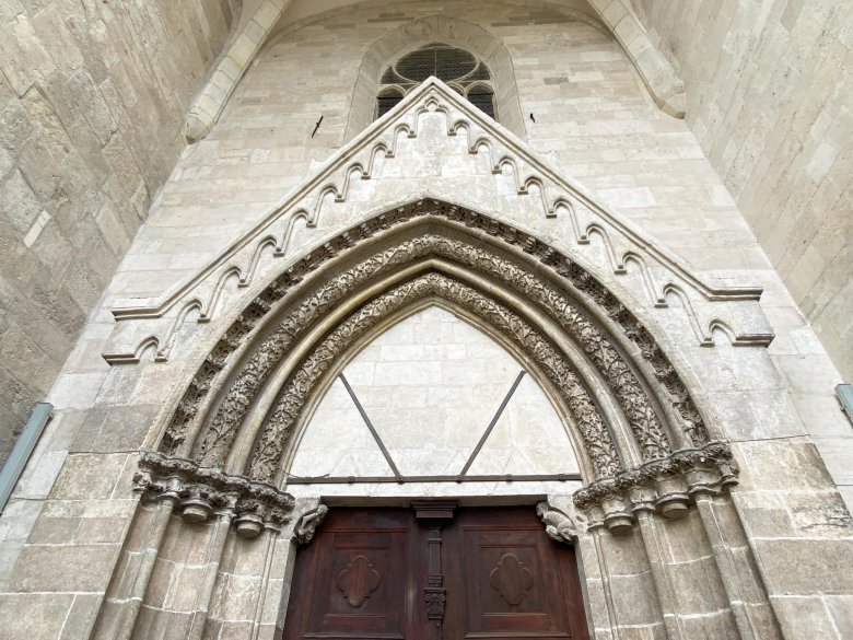 Megújult a székesegyház kapuzata – Magyar kormánytámogatással restaurálták a gyulafehérvári templom gótikus bejáratát
