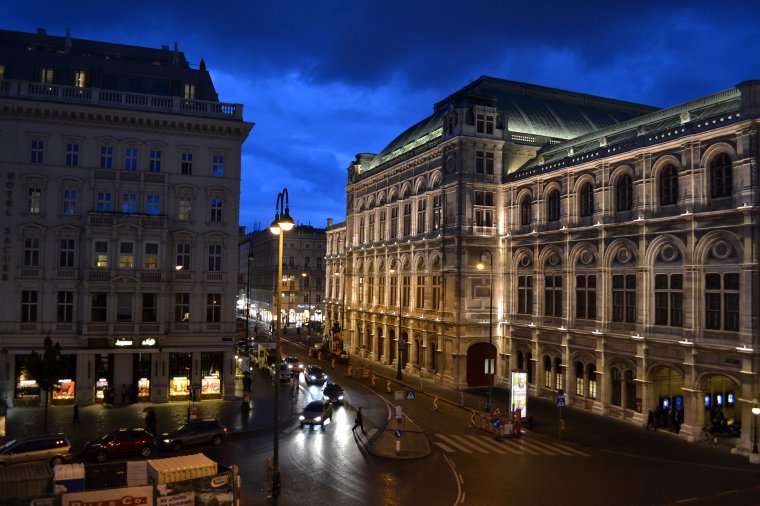 Túlterheltek a kórházak, Bécs május 2-áig meghosszabbítja a teljes zárlatot