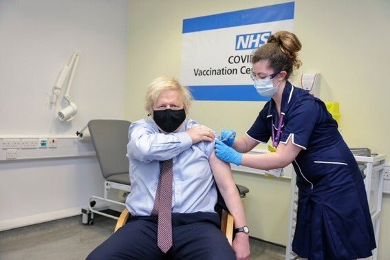 Nagy-Britanniában már beoltották koronavírus ellen a felnőtt lakosság felét