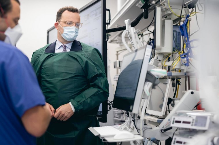Teljesítőképessége határához érkezhet a német egészségügyi ellátórendszer, alkalmazzák a „vészfékrendszert”