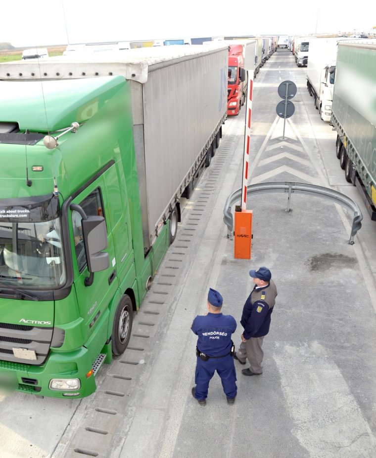 Harmincöt határsértőt találtak egy román kamionban Nagylaknál
