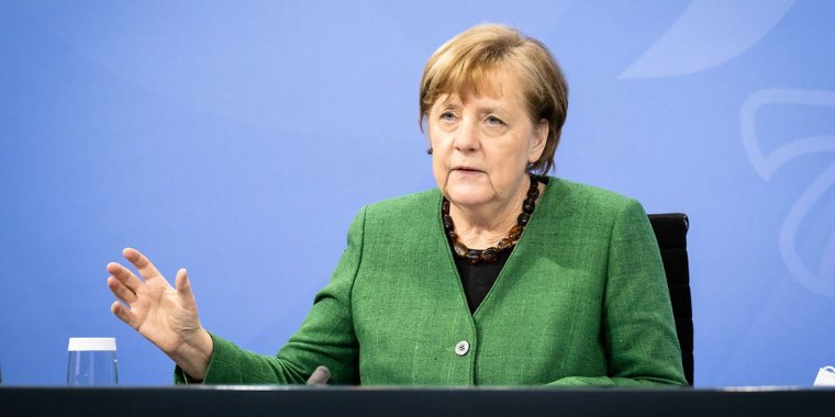 Tapssal búcsúztatták Angela Merkel német kancellárt a brüsszeli csúcstalálkozón