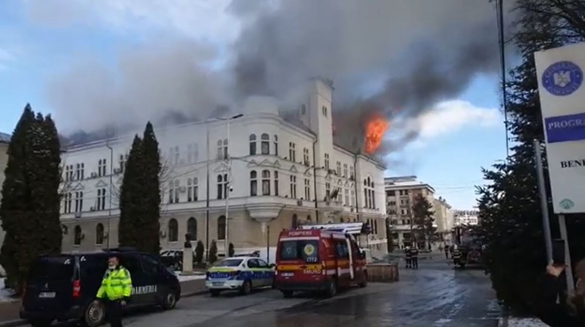 Lángokban áll a suceavai közigazgatási palota – VIDEÓVAL
