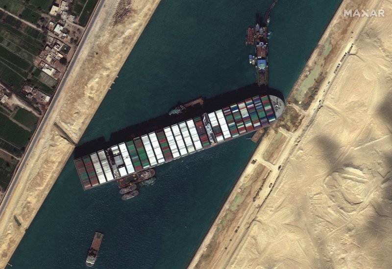 Kiszabadult hétfőn reggel a Szuezi-csatornát egy hete elzáró teherhajó