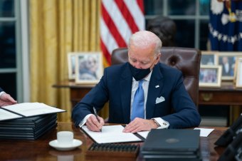 Biden aláírta a törvényt, amely megkönnyíti a katonai felszerelések küldését Ukrajnába – Zelenszkij: együtt újra győzni fogunk