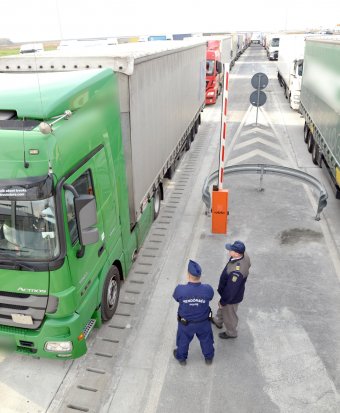 Húsvét utáni torlódás: óriási kamionsorok az Arad megyei határátkelőknél