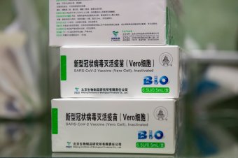 Kína koronavírus elleni Sinopharm vakcinát szállít Csehországnak Milos Zeman államfő kérésére