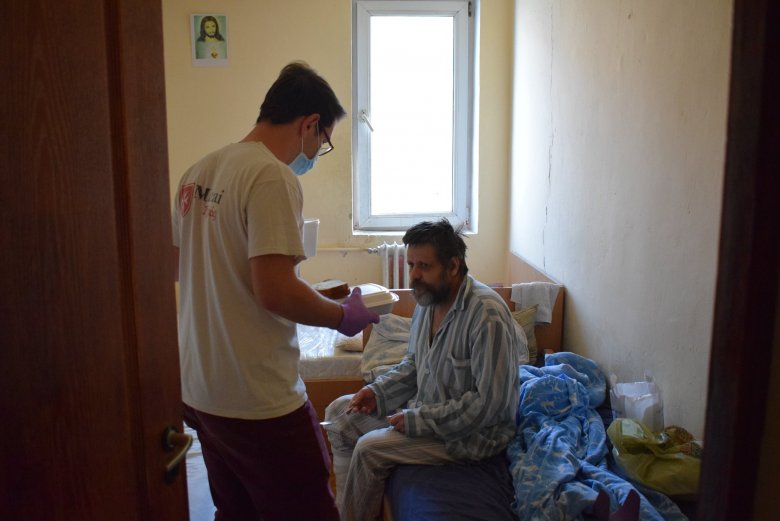 Nehéz a „bezárt” hajléktalanokkal, de járványhelyzetben is helytálltak az erdélyi menedékhelyek