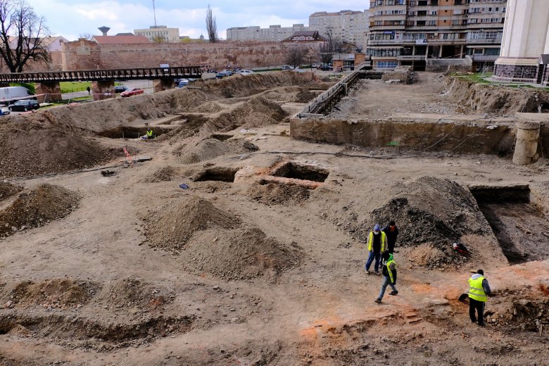 Árpád-kori temetőt találtak a nagyváradi vár közelében zajló ásatás során