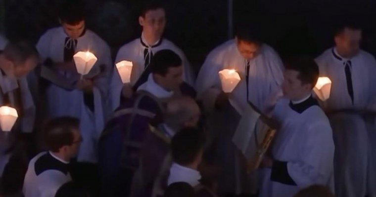 Papokat vettek őrizetbe Párizsban a maszk és távolságtartás nélküli húsvéti mise miatt