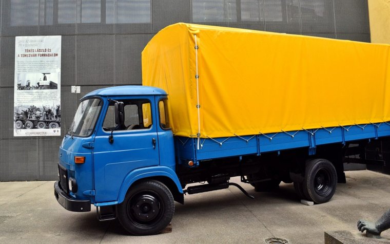Kiállították Hódmezővásárhelyen a '89-es forradalom egyetlen magyarországi áldozatának teherautóját