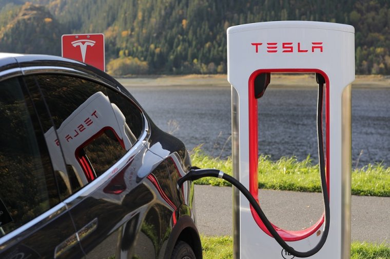 Európában is megnyitotta első elektromos autókat gyártó üzemét a Tesla
