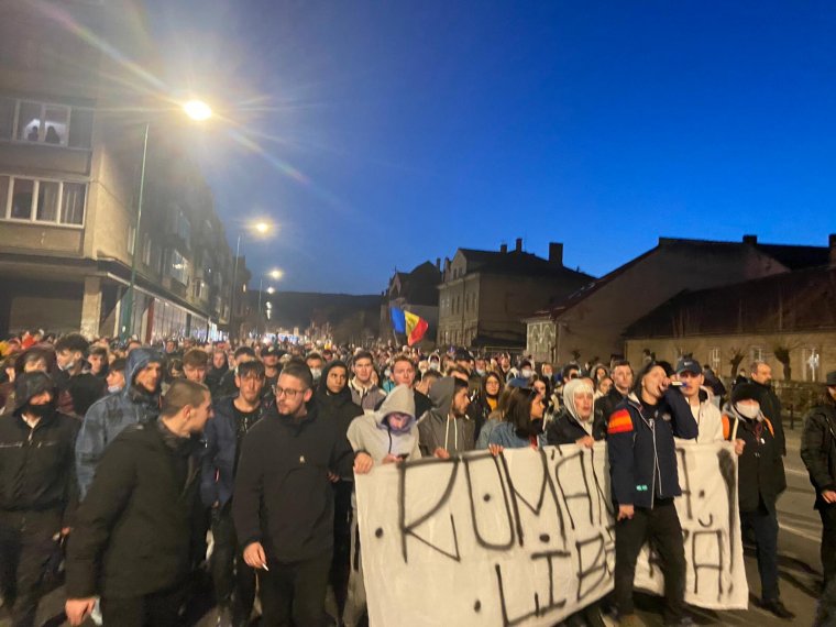 Korlátozásellenes tiltakozások zajlottak hétfő este is országszerte, Pitești-en „előkerültek” a magyarok