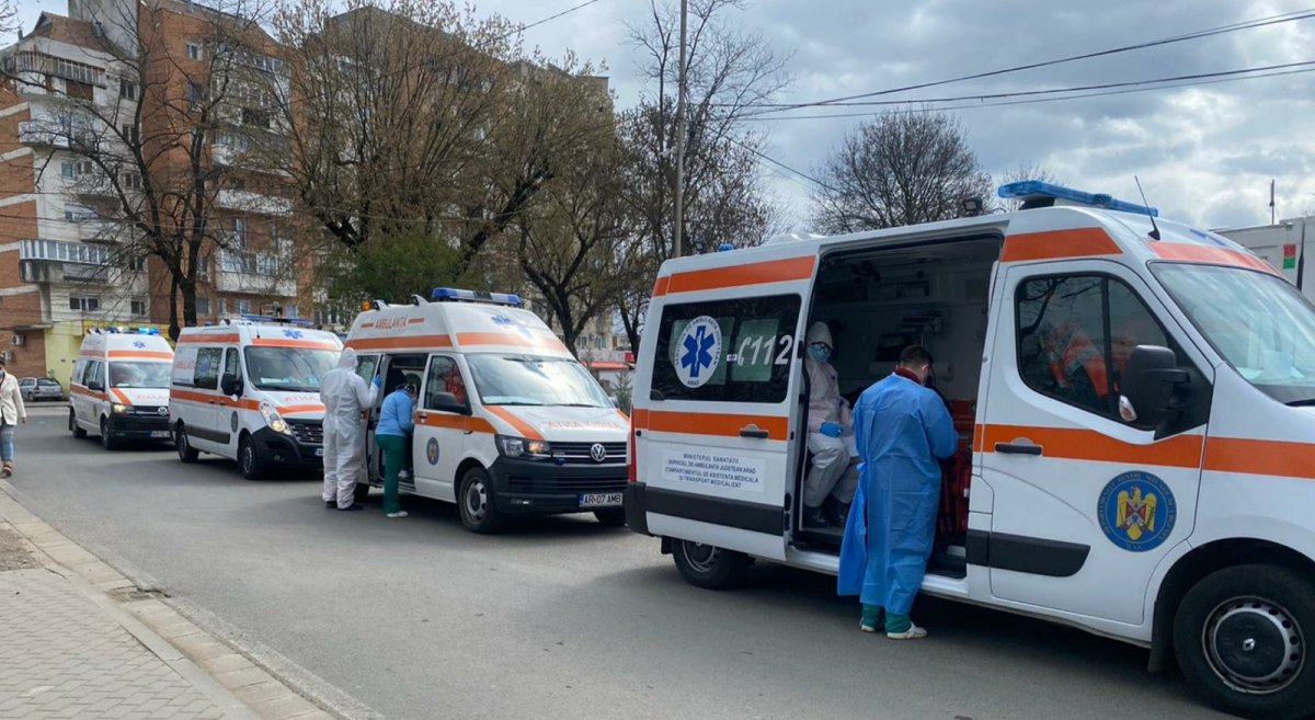 Mentők állnak sorban a kórház előtt Aradon a megyei önkormányzat elnöke által posztolt fotó szerint