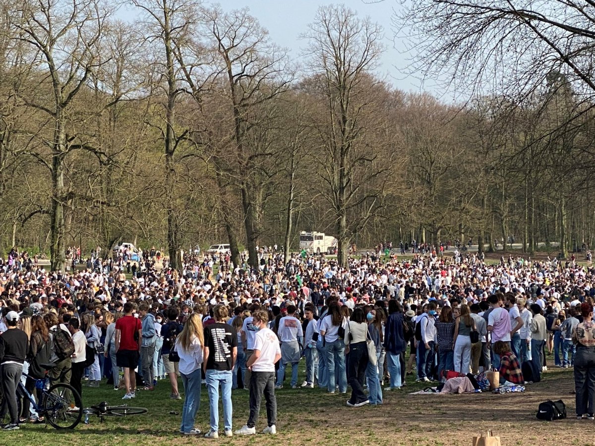 Vízágyúkkal oszlatott fel egy több ezer fős bolondok napi partit a rendőrség Brüsszelben