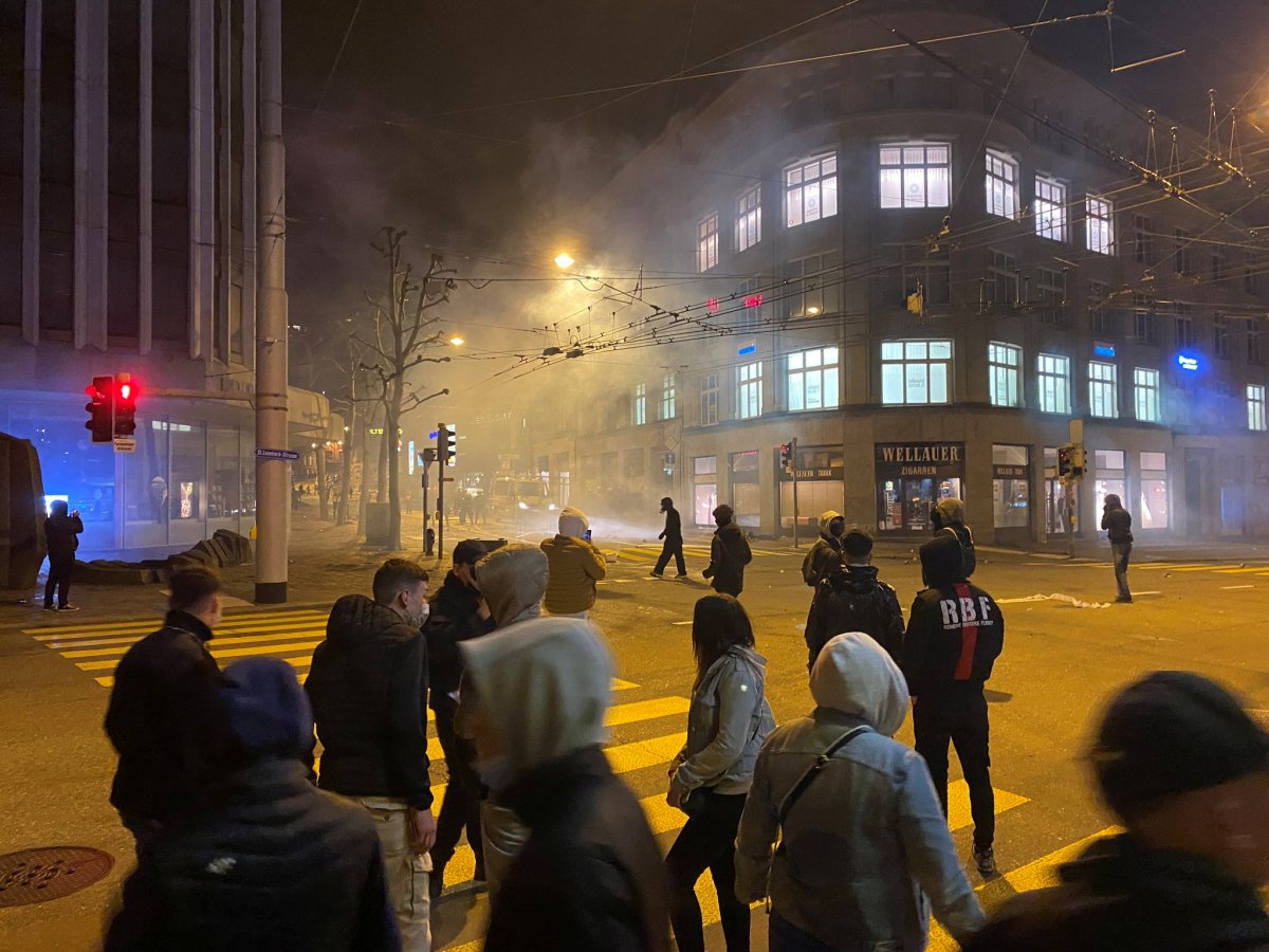 Gumilövedékekkel, vízágyúval oszlatták a korlátozások ellen utcára kivonult tömeget Svájcban