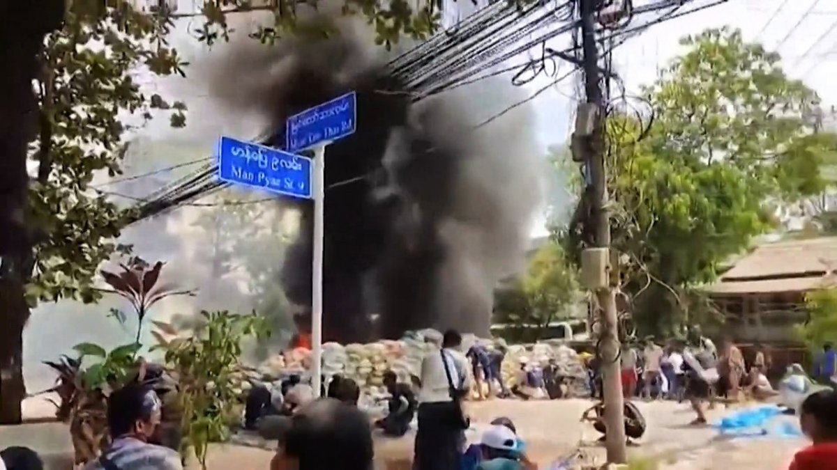 Többen meghaltak, amikor tüzet nyitott a tüntetőkre a mianmari katonahatalom