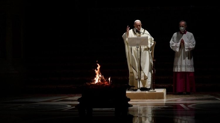 Ferenc pápa újraindulást szorgalmazott a járvány „romjain” a nagyszombat esti virrasztáson