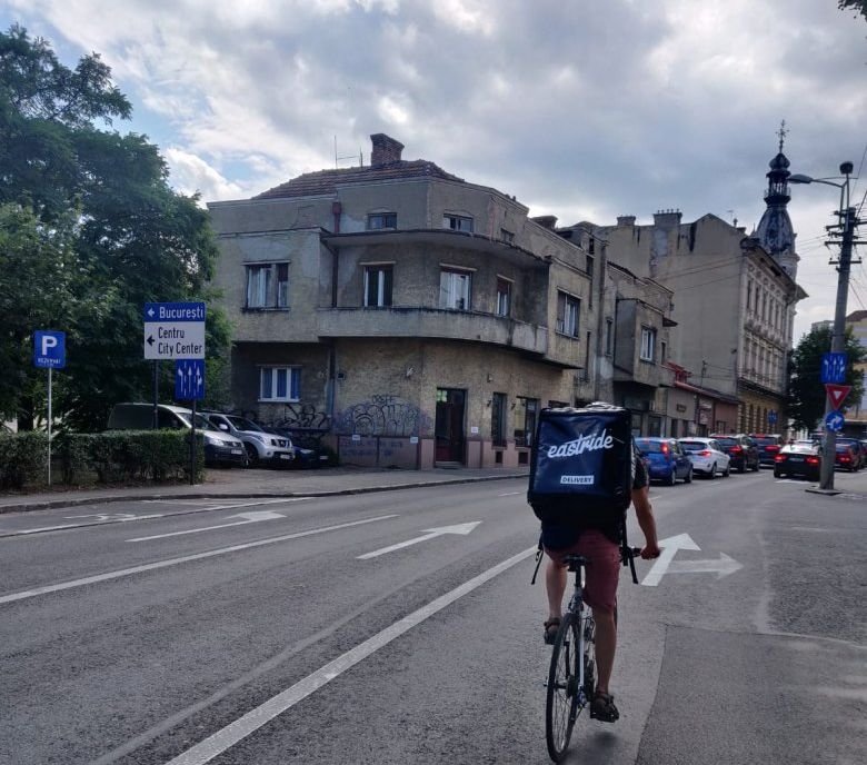 Önkéntesség két keréken: hátrányos helyzetűeknek szállítanak ételt Kolozsváron a biciklis futárok