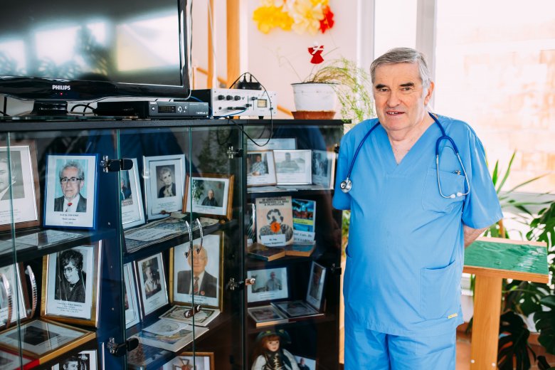 Összeesésig önfeláldozó orvosmunka az idősekért – Szentágotai Lóránt nem mindennapos tettéről