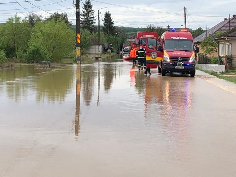 Házakat árasztott el a víz, embereket kellett kimenekíteni Szatmár megyében
