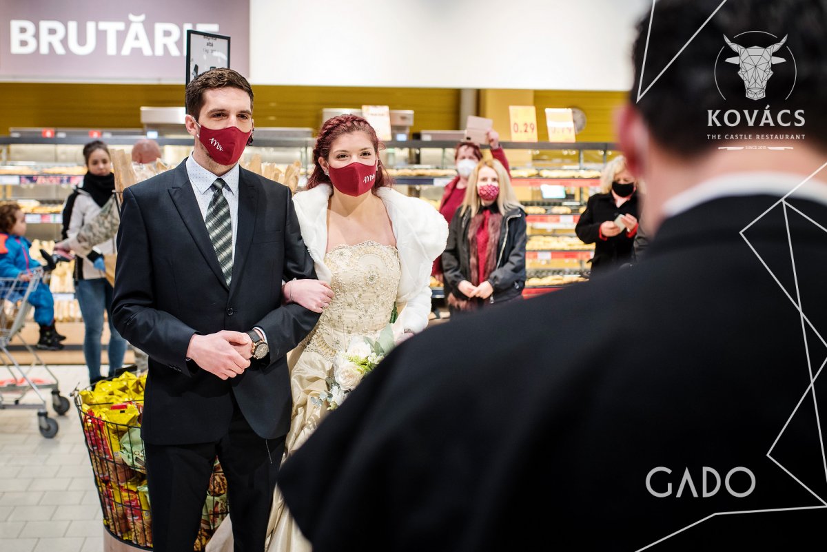 „Azt szabad”: szupermarketben játszották el az esküvőt Sepsiszentgyörgyön