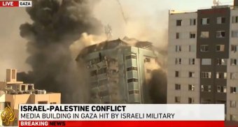Lebombázott az izraeli légierő egy szerkesztőségeknek is otthont adó épületet Gázában