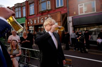 Boris Johnson elnézést kért a zárlat idején rendezett partiért