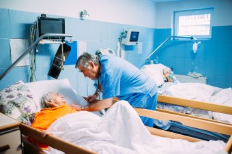 Összeesésig önfeláldozó orvosmunka az idősekért – Szentágotai Lóránt nem mindennapos tettéről